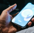 Офтальмолог приравнял смартфон в темноте к фонарику в глаза - MosRegToday.Ru