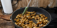 Синенькие со сметаной и чесноком: как жарить с минимумом масла - Кубанские Новости
