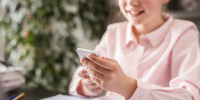Более 80% родителей в Петербурге поддержали запрет смартфонов на уроках - Online47.Ru