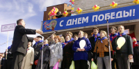 Песенный праздник «Поющий город», организованный Юрием Ванаевым при поддержке мэра Валерия Некрасова, впервые к 60-летию Победы, покорил сердца сосновоборцев красотой и размахом, живым слиянием полуторатысяч голосов сводного хора. (Фото: Юрий Шестернин) - Газета Маяк