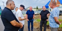 Скоординировать работу служб и соблюдать сроки: Дмитрий Иванов провел выездное совещание на улице Хмельницкого. - Чистопольский район