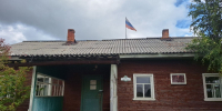 Нюхча: выцветший флаг на здании старого сельсовета как символ того, что власть отвернулась от деревни - Справедливая Россия