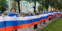 Активисты «Молодой Гвардии Единой России», ветераны и волонтёры Пермского края развернули многометровый символ страны в День Государственного флага - Газета Искра
