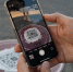 смартфон снимает куар-код на крышке люка - Петрозаводск говорит