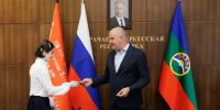 Глава КЧР Рашид Темрезов вручил паспорта юным жителям республики в преддверии Дня знаний - Газета День республики