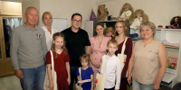 Глава Луховиц передал подарки ко Дню знаний детям погибшего участника СВО - MosRegToday.Ru