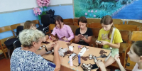Школьницы из Сазоново шьют Чебурашек для участников СВО - Комсомольская правда
