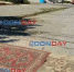 Ремонт с комфортом: в Шахтах дорожную яму закрыли ковром - DonDay-Shakhty.Ru