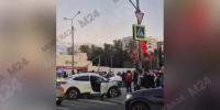 Автомобиль вылетел на тротуар и сбил светофор в Зюзине - M24.Ru