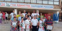Глава района Виталий Демиров с награжденными на празднике / Фото Ольги Подобной. - Газета Авангард