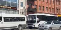 Закон не писан: в Благовещенске туристические автобусы перекрывают дорогу и мешают водителям (ВИДЕО) - Asn24.Ru