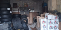 Полицейские обнаружили в гаражном кооперативе Каменска-Уральского склад контрафактного алкоголя - Уральский рабочий