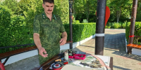 Человек рассказывает о приборах, которые лежат на столе - Министерство природных ресурсов