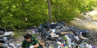 Люди собирают мусор в мешки - Министерство природных ресурсов