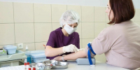 Медсестра и пациент в процедурном кабинете - UstLabInfo.Ru