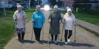 Энергия в каждом шаге: бабушки из Кувады покоряют тропы скандинавской ходьбой - Минздрав РТ