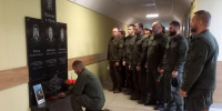 В Удмуртии сотрудники СОБР Росгвардии почтили память коллеги, погибшего 18 лет назад при выполнении служебного долга - Росгвардия