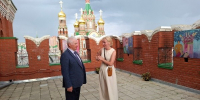 Сенатор от Марий Эл Сергей Мартынов осмотрел выставку «На ощупь. Путеводитель по лабиринту» в Йошкар-Оле - Марийская правда