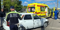 Водитель получил травму лица в столкновении трёх автомобилей на улице Папина - Gorod48.ru