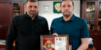 Главе Хасавюрта вручили благодарность и медаль «За помощь фронту» от командования 177-го полка морской пехоты - Дагестанская правда