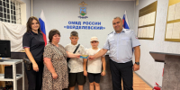 В канун нового учебного года сотрудники ОМВД России «Вейделевский» посетили семью Ганзиевой Натальи Александровны. - Вейделевский район