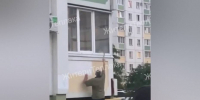 В воронежском микрорайоне Тепличный мужчина разбил окна квартиры и станцевал для очевидцев - РИА Воронеж