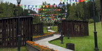 праздничные флажки, цветы, тропинка в парке Суоярви - Петрозаводск говорит