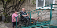 В Свердловске оборудовали парковочные места и спецподъёмник для участников СВО - Администрация города Свердловска и Свердловского района