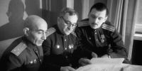 Писатель Г.А.Эль-Регистан, лауреат Государственной премии народный артист СССР, профессор, генерал-майор А.В.Александров и лауреат Государственной премии поэт С.В.Михалков, 1943 год. © Фотохроника ТАСС/ Е.Тихонов - КПРФ