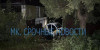 Такси Volkswagen влетело в забор жилого дома в Яхроме: 20-летняя пассажирка погибла, трое ранены - Chehov-Vid.Ru
