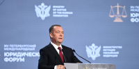 Медведев объяснил, почему России не нужен "железный занавес" - Комсомольская Правда