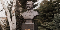 В Волгограде барельеф с профилем Сталина вернули на фасад медуниверситета - Волга-Медиа