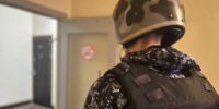 Нетрезвый мужчина избил незнакомую девушку в парадной дома в Петербурге - ЛенТВ24