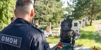 В Хакасии сотрудники ОМОН почтили память погибших 25 лет назад героев-сослуживцев - Росгвардия