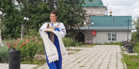 Хлебом-солью встречает гостей сотрудник Троицкого Центра досуга Екатерина Истомина - Газета Искра