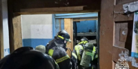 В Усть-Куте пожарные МЧС спасли трёх человек из горящего многоквартирного дома - Weacom.Ru
