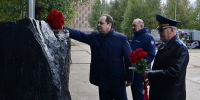 Ростислав Гольдштейн возложил цветы к Мемориалу в сквере шахтёрской славы в Инте - ИА Комиинформ