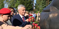 Торжества в честь Дня Карелии в Суоярви начались с возложения цветов к мемориалу защитникам Отечества - StolicaOnego.Ru