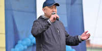 Руководитель по развитию производства горных работ ЗФ «Норникеля» и руководство города со сцены поздравили норильчан с Днём шахтёра - ИА Таймырский Телеграф