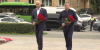 Михаил Ведерников и Александр Рогожник возложили цветы к Могиле Неизвестного Солдата в Пскове - Псковская правда