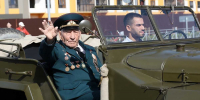 Колонну ретроавтомобилей возглавил ветеран Великой Отечественной войны Василий Крестьянинов. - Новгородские Ведомости