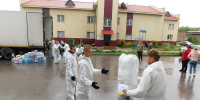 Загружали фуру волонтеры. Фотография Анны Зубаревой - Iskitim-Gazeta.Ru