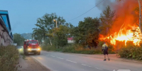 Два пожарных расчёта съезжались к месту происшествия на улице Хлебной в Южно-Сахалинске - News.Astv.Ru