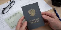 Фото: PRIMPRESS/ИИ | Каких работников могут начать сокращать с сентября - PrimPress.Ru