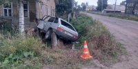 В Усть-Цильме водитель "ВАЗа" врезался в дом - ИА Комиинформ