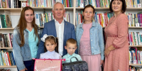 В рамках акции «Скоро в школу» Андрей Ураськин вручил школьные принадлежности будущим первоклассникам Селтинского района - Единая Россия