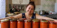 Красные перцы запекаю, очищаю и долго увариваю: получается балканский «айвар» — между икрой и густым соусом - Pro Город Ухта