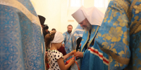 В Спасо-Преображенском соборе Твери митрополит Амвросий совершил молебен и вручил школьные наборы детям из многодетных семей - Тверская епархия