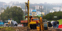 На склоне Большой Советской в Смоленске круглосуточно бурят скважины под будущую подпорную стену - SmolDaily.Ru