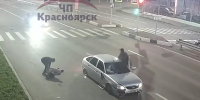 В Красноярске тонированный "в круг" автомобиль сбил двух школьников на электросамокате - ИА Запад24